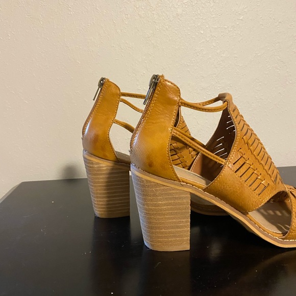 Casual strapped shoe - Picture 3 of 4